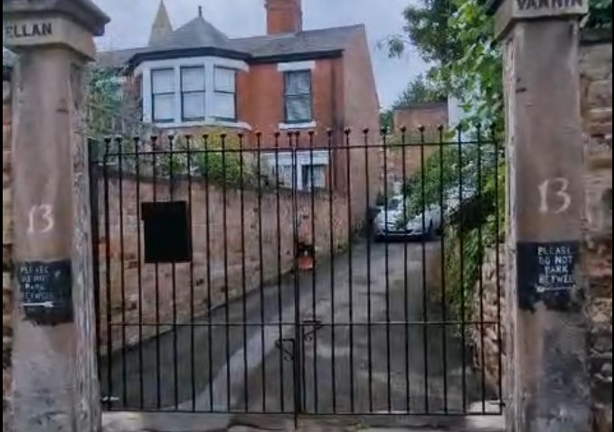 Custom Gates - Image 2