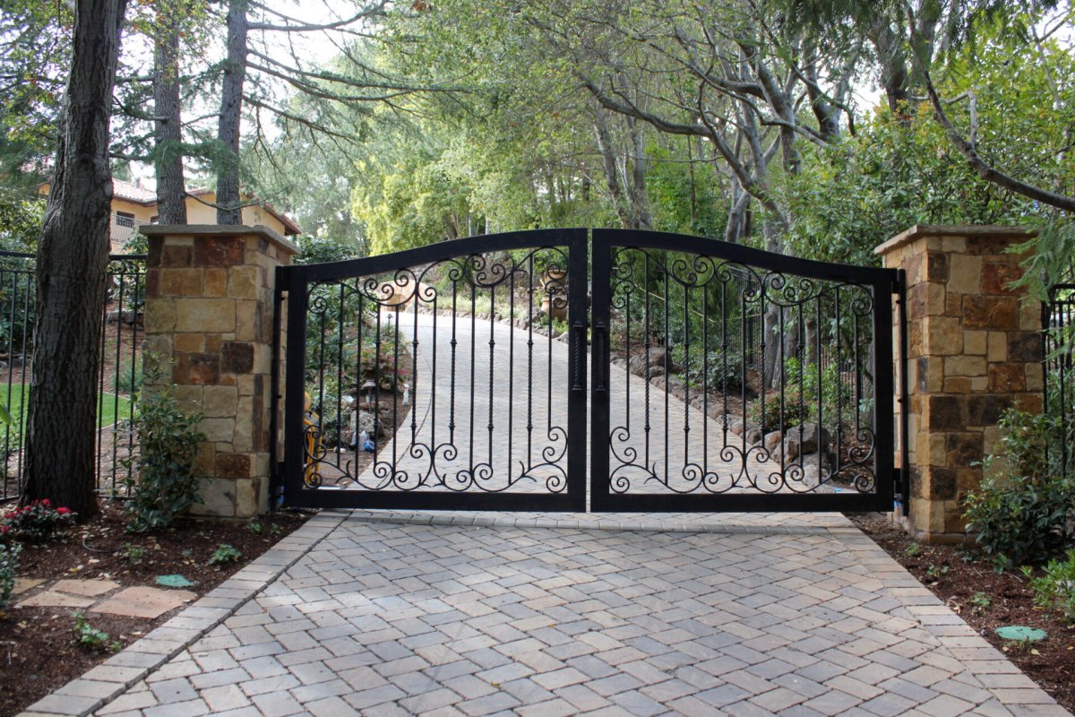 Custom Gates - Image 1